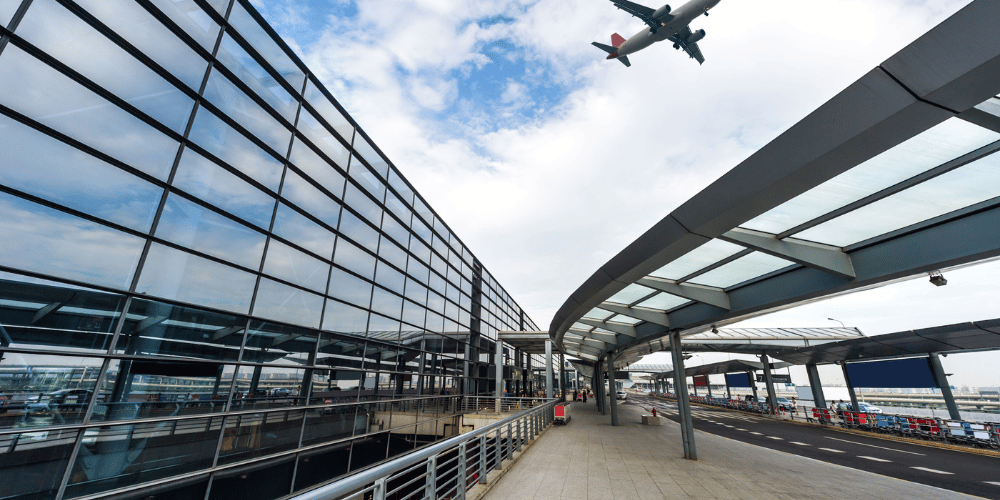 airport outfits combining comfort and street style 2026?