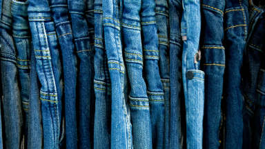 casual outfits with cigarette jeans and flat sandals style