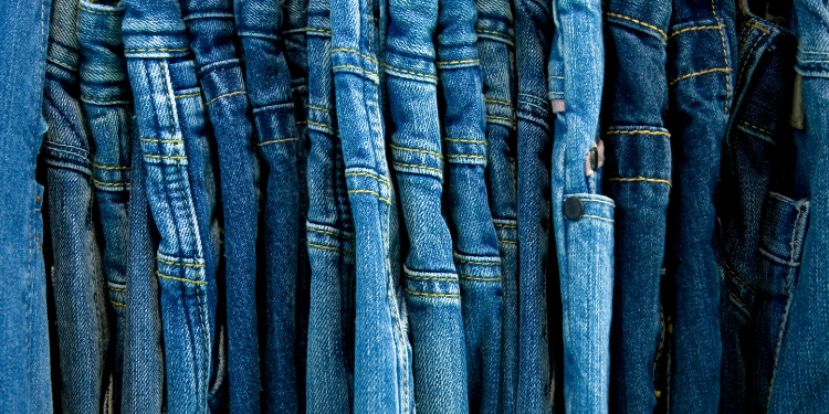 casual outfits with cigarette jeans and flat sandals style